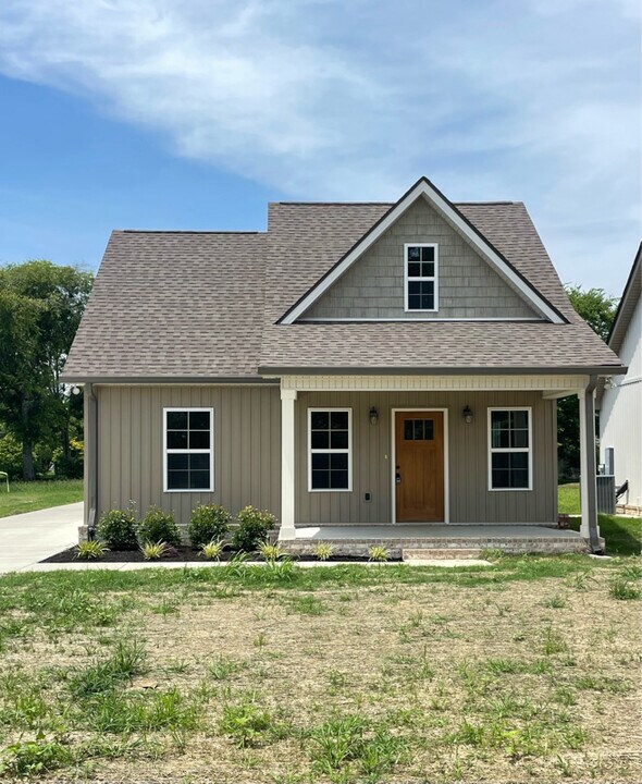 696 Castle Heights Ave in Lebanon, TN - Building Photo