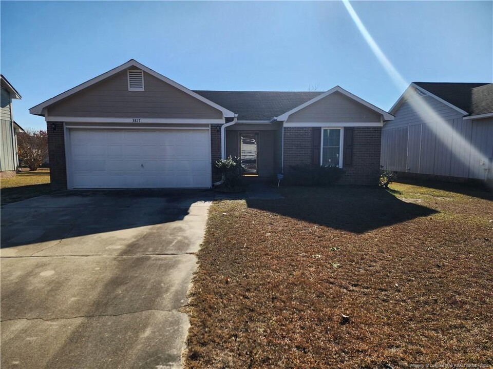 3817 Softwind Ln in Hope Mills, NC - Building Photo