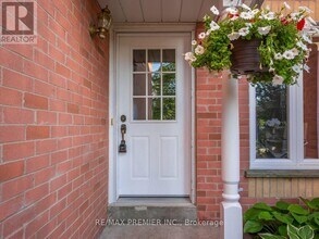 39 Ross Linton Dr in Aurora, ON - Building Photo - Building Photo