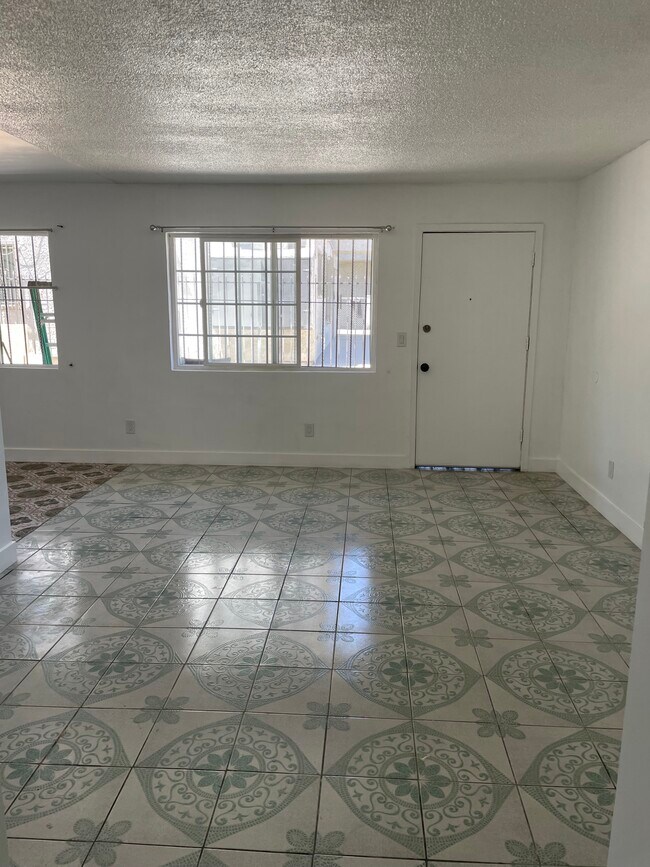 711 W 81st St in Los Angeles, CA - Building Photo - Floor Plan