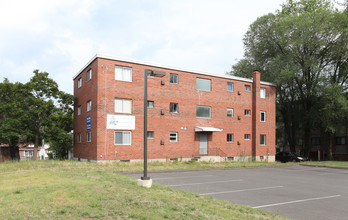 321 Paul Manafort Dr in New Britain, CT - Foto de edificio - Building Photo