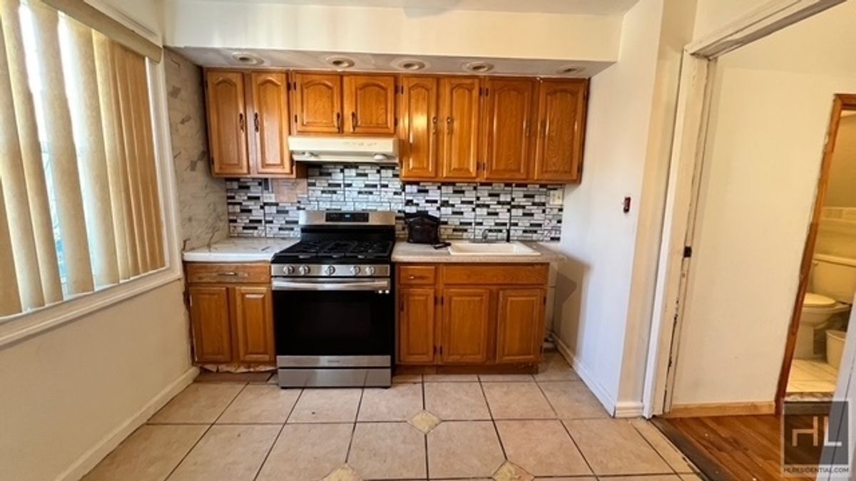 687 E 46th St in Brooklyn, NY - Foto de edificio