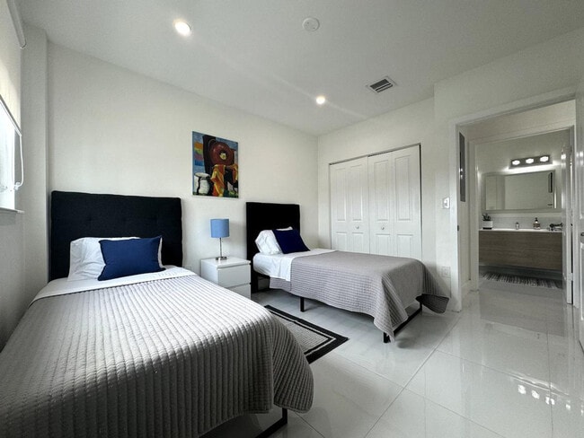 2280 SW 32nd Ave in Miami, FL - Foto de edificio - Building Photo