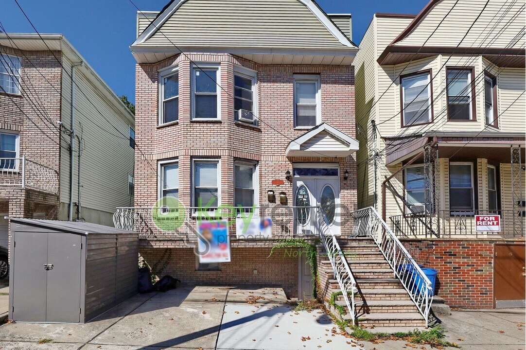 185 Clerk St in Jersey City, NJ - Building Photo