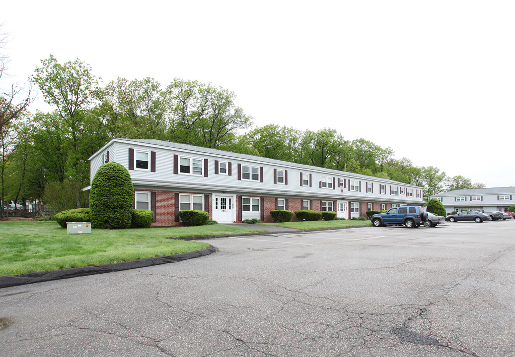 Lakewood Village in Southwick, MA - Foto de edificio