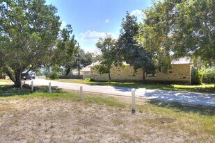 155 Nimitz Dr in Kerrville, TX - Building Photo