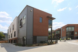 SOJO Crossing in San Antonio, TX - Foto de edificio - Building Photo