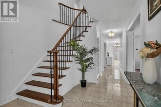 92 Ridgefield Crescent in Vaughan, ON - Building Photo - Building Photo