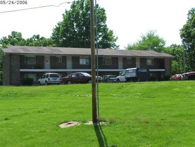 2100 E Grand Blvd in Taylorville, IL - Foto de edificio - Building Photo