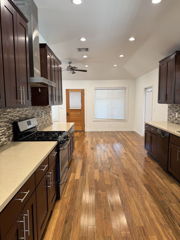 686 Atchison St in Pasadena, CA - Foto de edificio - Building Photo