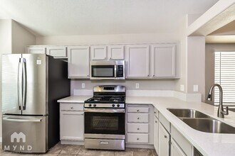 8116 Dinsmore Dr in Las Vegas, NV - Building Photo - Building Photo