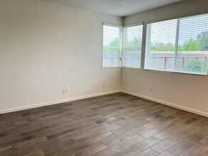 2062 N Perry Ln in Clovis, CA - Building Photo - Building Photo