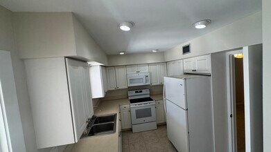 2704 Cardinal Dr in Vero Beach, FL - Building Photo - Building Photo