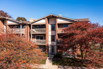 College Green Apartments in Lisle, IL - Building Photo - Building Photo