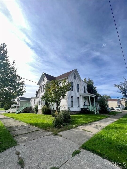 146 E 2nd St in Oswego, NY - Building Photo