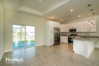 1421 NW 11th Terrace in Cape Coral, FL - Foto de edificio - Building Photo