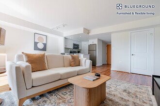 2500 Clarendon Blvd in Arlington, VA - Foto de edificio - Building Photo