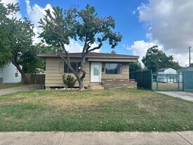 918 W 5th St in Freeport, TX - Building Photo