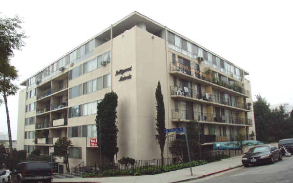 7100 Hillside Ave in Los Angeles, CA - Foto de edificio - Building Photo