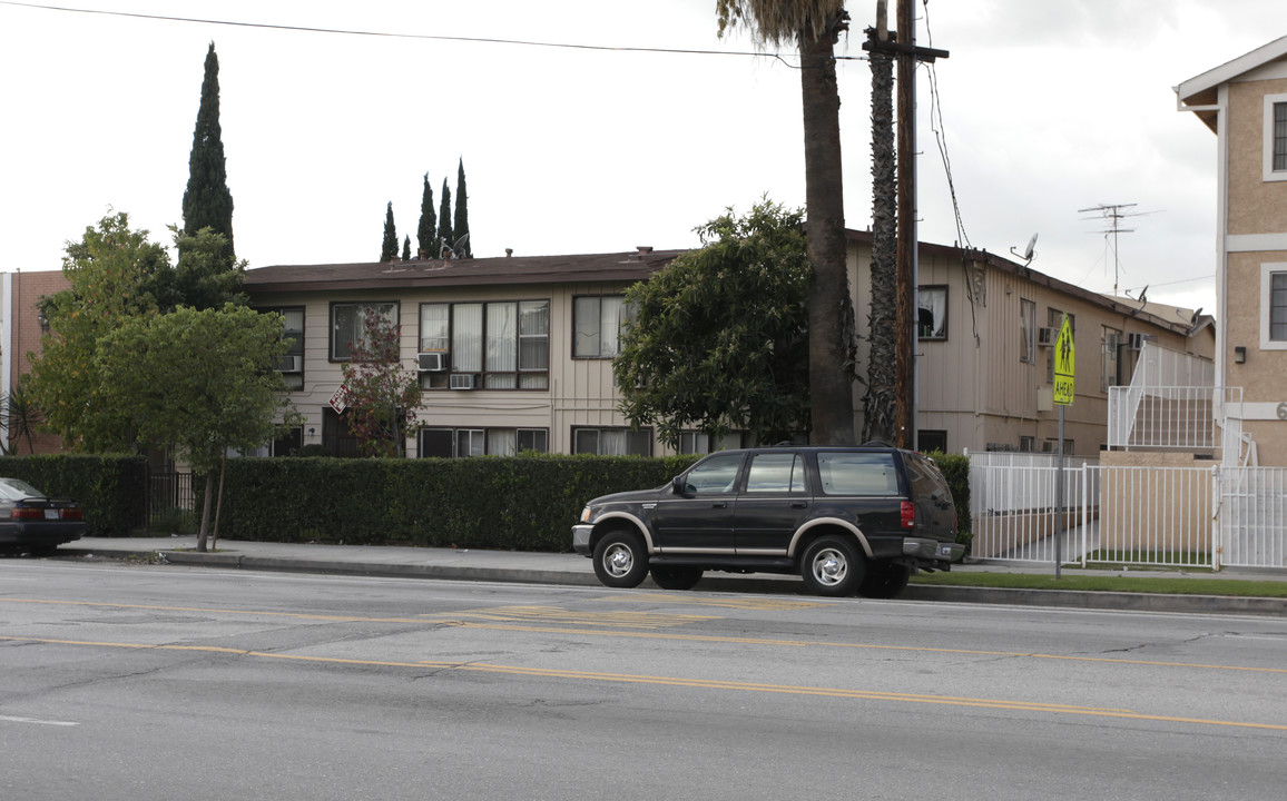 6725 Laurel Canyon Blvd in North Hollywood, CA - Building Photo