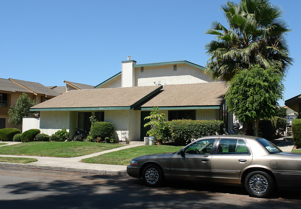 23171 Saguaro St in Lake Forest, CA - Building Photo