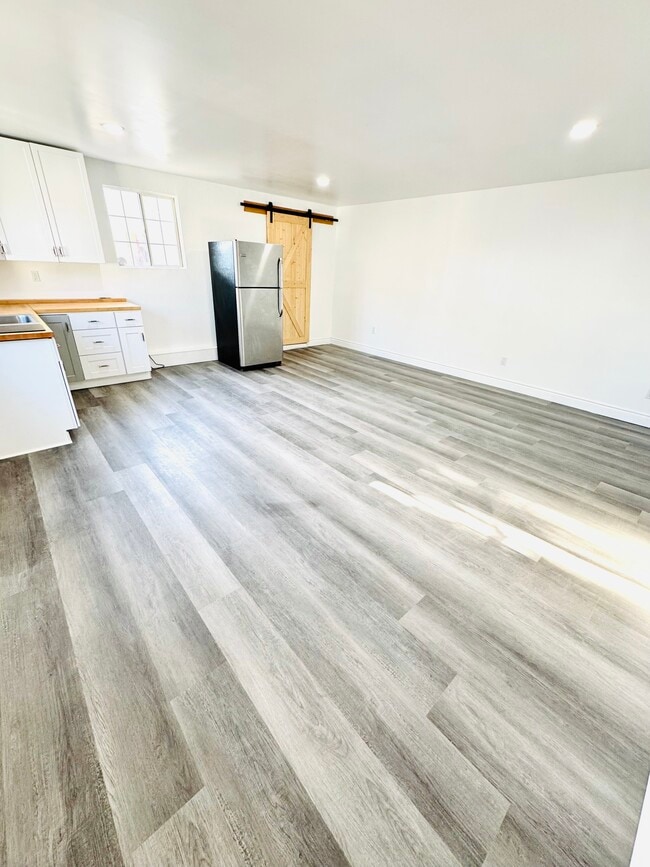 525 Sycamore Pl, Unit 1 in Inglewood, CA - Foto de edificio - Building Photo