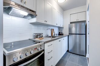 2335 Lake Shore Blvd W in Toronto, ON - Building Photo - Building Photo