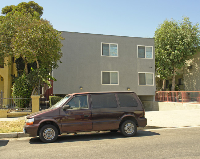 1309 N Poinsettia Pl in Los Angeles, CA - Foto de edificio - Building Photo