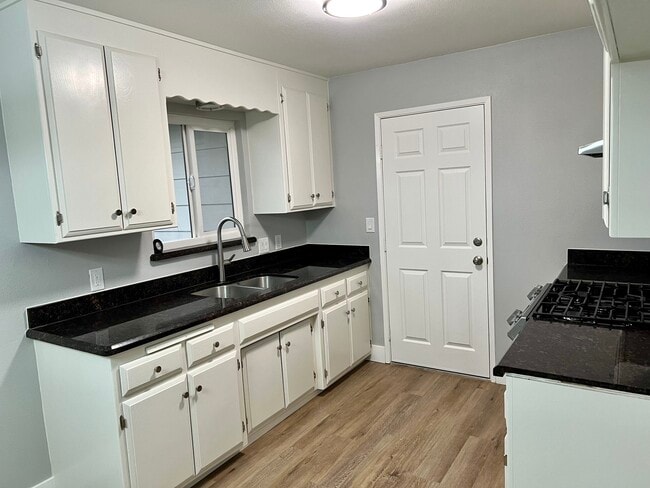 3934 Mercury Dr in Redding, CA - Foto de edificio - Building Photo