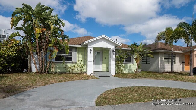 1651 Van Buren St in Hollywood, FL - Foto de edificio - Building Photo