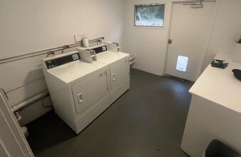 11833-37 Laurelwood Drive in Studio City, CA - Building Photo - Building Photo