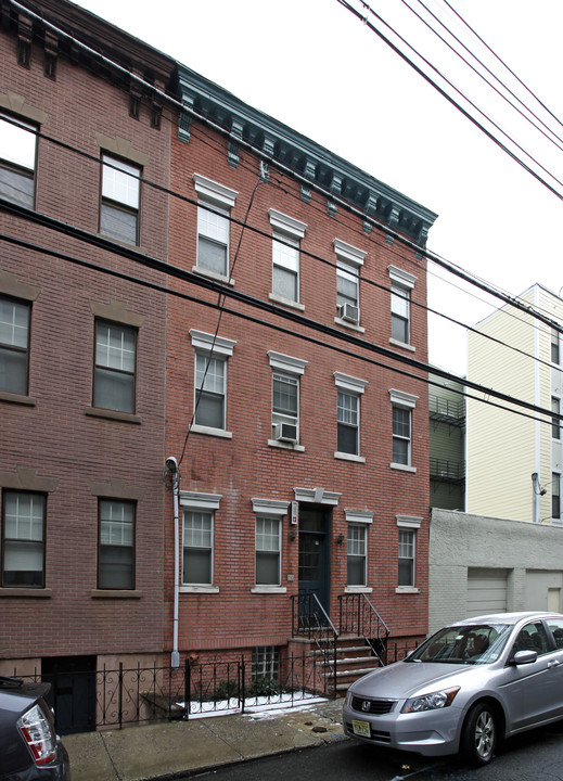 608 2nd St in Hoboken, NJ - Building Photo