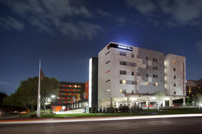 SUMMIT PARQUE, LLC in Dallas, TX - Building Photo - Building Photo