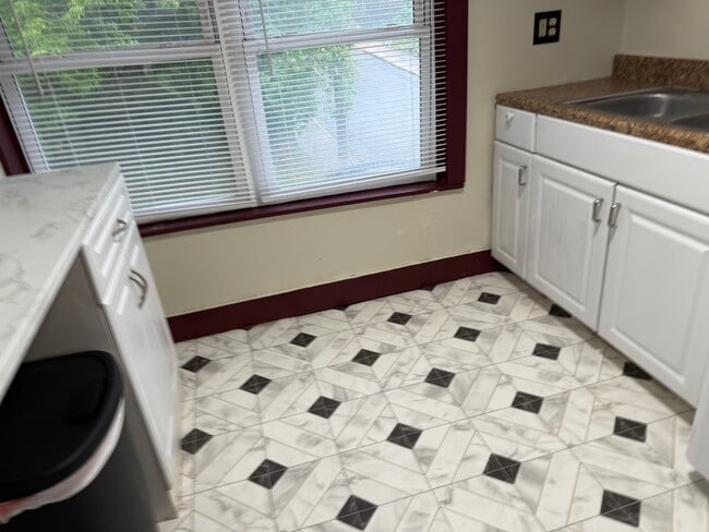 51 Front St, Unit #4 unfurnished  2 Bedroom in Saranac Lake, NY - Foto de edificio - Building Photo