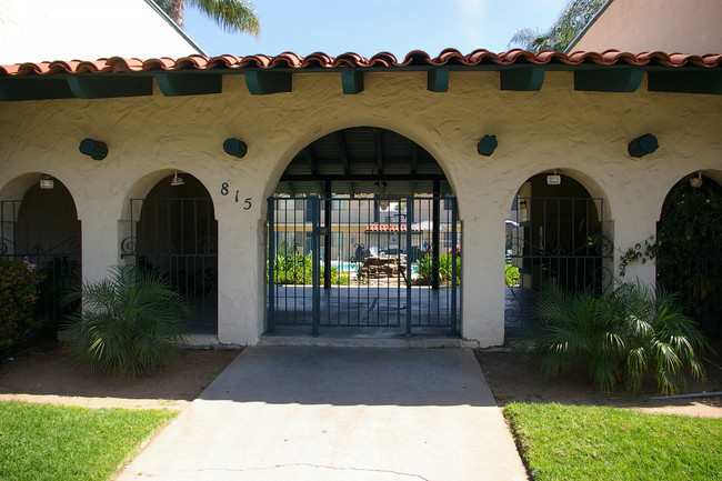 Four Lanterns Apartments in El Cajon, CA - Foto de edificio - Building Photo