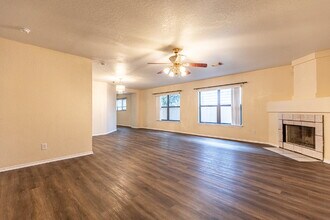 7910 Lattimer Pond in San Antonio, TX - Building Photo - Building Photo