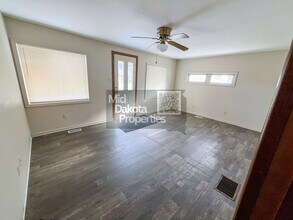 813 N Sanborn Blvd in Mitchell, SD - Building Photo - Building Photo