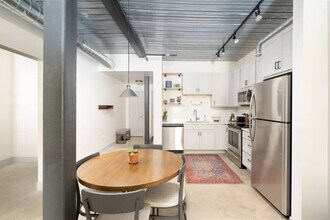 1009 W Juneau Ave in Milwaukee, WI - Foto de edificio - Building Photo