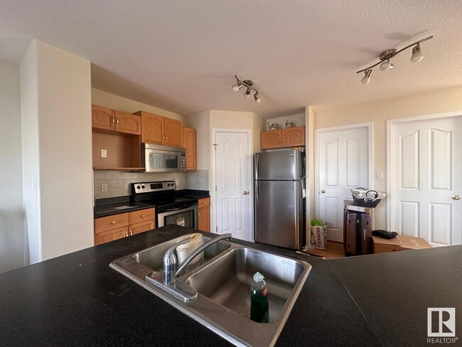 1906 Hammond Pl NW in Edmonton, AB - Building Photo - Building Photo