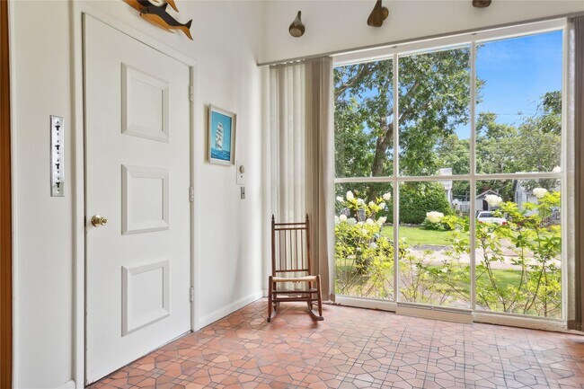 33 Beach Rd in Laurel, NY - Building Photo - Building Photo