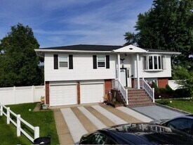 5 Jeffrey Ct in Syosset, NY - Building Photo