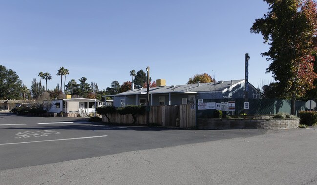 Leisure Lake Mobile Home Park in Petaluma, CA - Foto de edificio - Building Photo