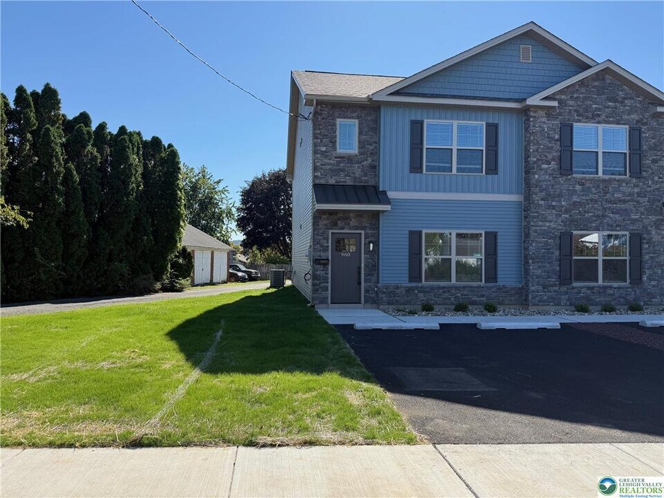 960 Hilton St in Bethlehem, PA - Building Photo