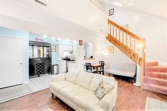 197 Lake St, Unit 15 in Weymouth, MA - Foto de edificio - Building Photo