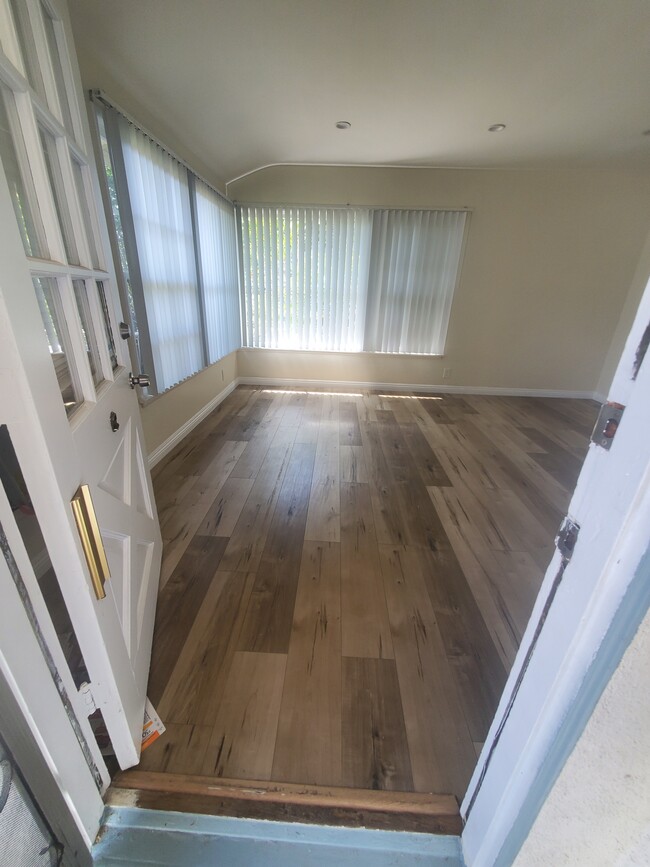 13527 Burbank Blvd in Van Nuys, CA - Building Photo - Building Photo