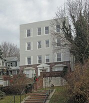 52 Bayview Ave in Northport, NY - Building Photo