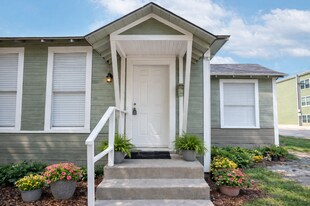 111 S Olive St in San Antonio, TX - Building Photo