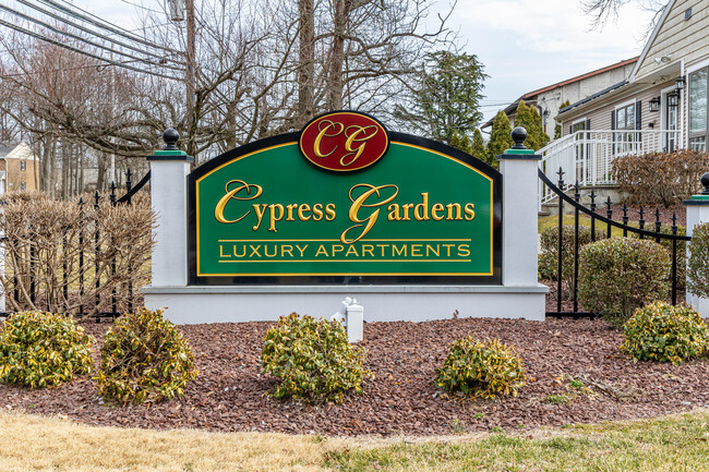 Cypress Gardens in Trenton, NJ - Foto de edificio - Building Photo