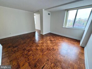 501 Slaters Ln in Alexandria, VA - Building Photo - Building Photo