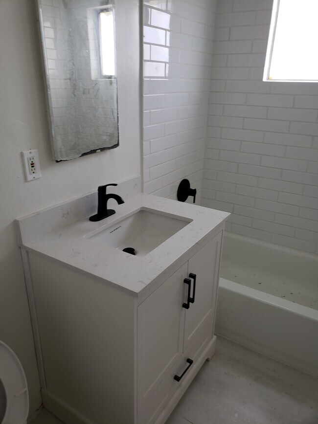 1451 E 21st St, Unit 3 in Los Angeles, CA - Building Photo - Building Photo